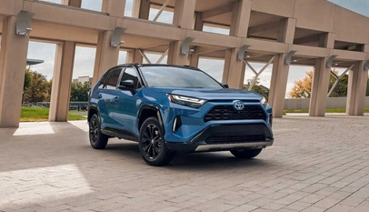 丰田RAV4登顶全球销冠：30年传奇续写SUV市场新篇章