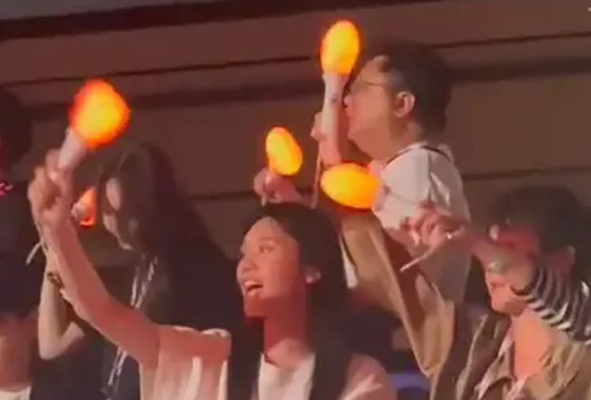 奚梦瑶与婆婆共赏周杰伦演唱会