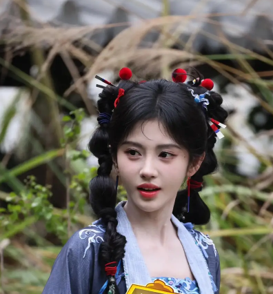 鞠婧祎：双马尾造型古灵精怪