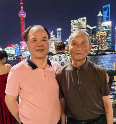 63岁儿子带103岁养父旅游：跨越年龄的亲情之旅